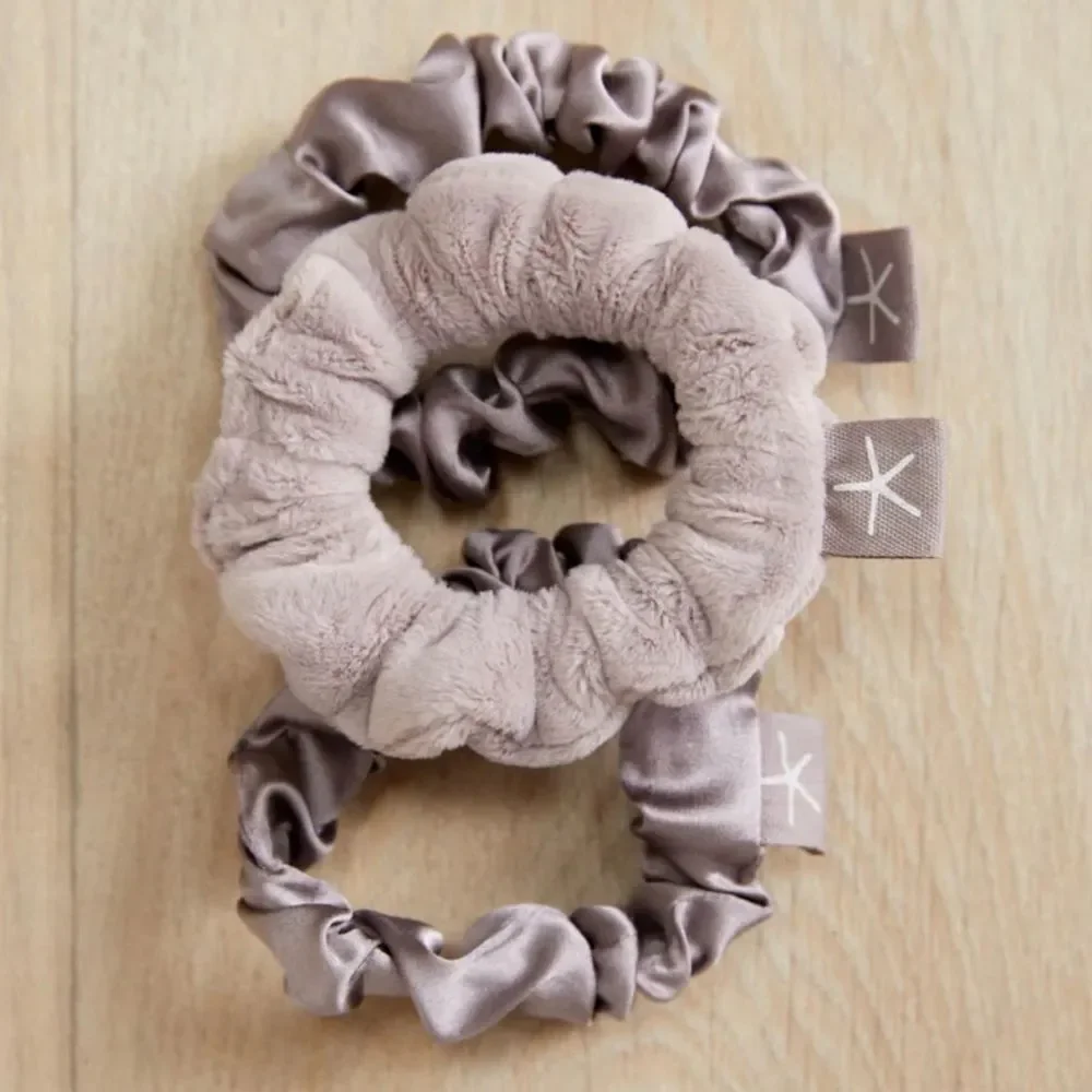 BAREFOOT DREAMS LUXECHIC AND SILK SCRUNCHIE SET Beach Rock Grey NEW MSRP $45